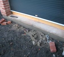 Pr&eacute;paration pour seuil de baie vitr&eacute;e de cuisine qui de fait en plusieurs temps: &eacute;limination des r&eacute;sidus de chape, enl&egrave;vement des briques, pose d'un isolant plaque en polyur&eacute;thane et mousse de polyur&eacute;thane