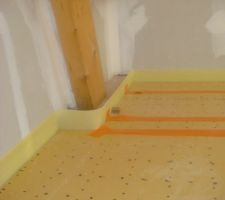 Pose de l'isolant au sol avant la pose du serpentin pour le plancher chauffant