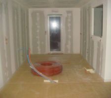 Pose de l'isolant au sol avant la pose du serpentin pour le plancher chauffant