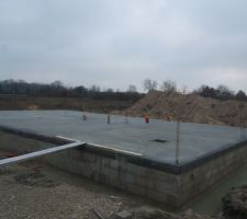 A droite le garage, à gauche le reste de la maison