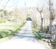 Terrain vue du sud avec acces terrain au nord  et conctruction de la voisine en limite de propri&eacute;t&eacute;