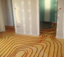 Chauffage au sol - serpentin dans la chambre du RDC