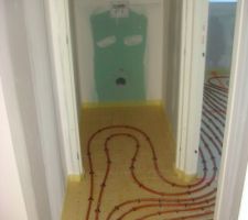 Chauffage au sol - serpentin dans les wc du haut