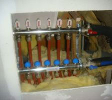 Chauffage au sol - nourrice de l'&eacute;tage (derri&egrave;re les WC)