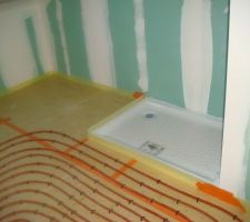 Chauffage au sol - serpentin dans la salle de bain du haut (emplacement baignoire isol&eacute; mais sans serpetntin)