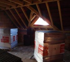 Détail de la charpente et de l'écran sous toiture depuis la future suite parentale