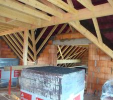 Détail de la charpente et de l'écran sous toiture depuis la future mezzanine