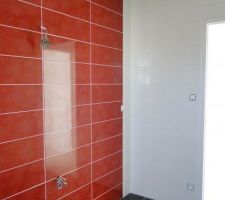 Les fa&iuml;ences et le carrelage de la salle-de-bains sont termin&eacute;s