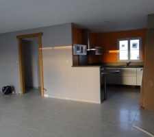 Peintures faites partout mais des retouches seront n&eacute;cessaires suite &agrave; la pose de la cuisine (non termin&eacute;e)