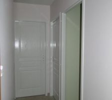 Peintures termin&eacute;es dans le couloir menant aux toilettes (&agrave; droite), au bureau (en face) et aux chambres