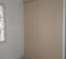 Placard pos&eacute; dans la chambre 2. Marque Coulidoor - Lambris bouleau