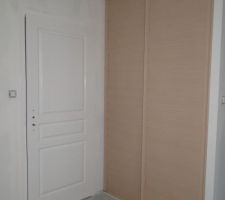 Placard pos&eacute; dans le bureau. Marque Coulidoor - Lambris ch&ecirc;ne c&eacute;rus&eacute;