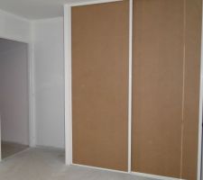 Placard pos&eacute; dans la chambre 1 - Marque Coulidoor - Panneaux MDF destin&eacute;s &agrave; &ecirc;tre tapiss&eacute;s