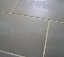 Salle de bain des filles nettoy&eacute;e joints finis
on voit le bleut&eacute; par endroit