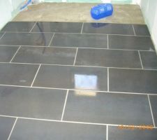 Salle de bain des filles
y avait trop d'eau sur la serpill&egrave;re !!!
et oui 
elle a 7 ans et sait pas qu'on essort  avant