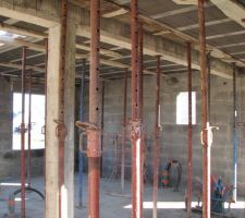 Plancher cote cuisine vue sur chambre et salle d'eau ( petite fen&ecirc;tre &agrave; droite)