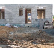 Fa&ccedil;ade vue sur fen&ecirc;tre bureau &agrave; gauche, petite fen&ecirc;tre escalier, porte entr&eacute;e, fen&ecirc;tre salon &agrave; droite