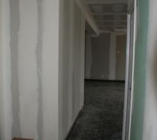 Le couloir, sur la gauche le placard de l'entrée