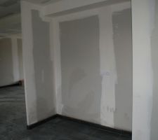 Cuisine : placard coulissant qui accueillera le frigo et la machine à laver