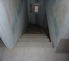 Les escaliers en cours de carrelage