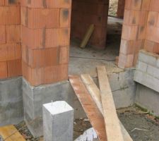 Poteau béton sur lequel la poutre en chêne supportant la charpente du porche prendra appui