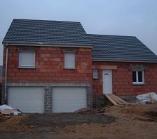 Mise en place des portes de garage sectionnelle .

Ouff Enfin Hors d'eau Hors d'air...........( après 4 semaines d'intempérie)