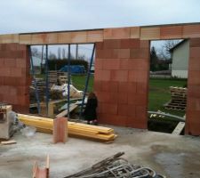 Porte d'entr&eacute;e et baie vitr&eacute;e du salon.