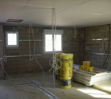 Apres moulte peripetie pour avoir acces au chantier j'ai reussi a avoir les cles et comme vous pouvez le constater ils ont bien avancé plafond placo posé plus que les enduits et electricité bien avancé