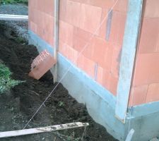 La partie se trouvant sous la pelouse a &eacute;t&eacute; enduite d' un badigeon avec hydrofuge