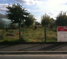 Comme on peut le voir, le permis de construire est affich&eacute; sur la rue. on peut voir aussi un debut de changement du terrain, car il a fallu couper tout les arbres g&eacute;nants sur la construction.