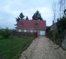 Juste une tite photo pour montrer la maison avec les volets fermés.