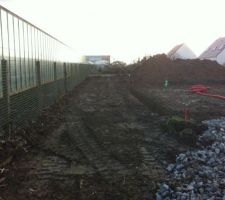 Là, c'est l'allée pour le futur garage décaissé sur 20cm de profondeur, qui se trouvera derriére, l'allée fait 4m de large sur 20m de long. les travaux ne sont pas comprit dans le prix de la maison, j'ai demandé avant le début des travaux au terrassier de me le faire, en meme temps que l'arrachage des arbres pour un prix raisonable je trouve:(500e)