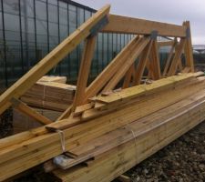 Je ne sais pas pourquoi mais ils m'on livr&eacute; les charpentes alors que les murs ne sont pas encore mont&eacute;s et la dalle coul&eacute;e.
en fait, les temp&eacute;ratures n'&eacute;tant pas favorables pour couler la dalle, le constructeur a prit du retard sur l'&eacute;l&eacute;vation des murs. Raisultat, ils ont 1 mois de retard et le planning de livraison pour la charpente &eacute;tant prevu pour cette semaine l&agrave;, he bein ils n'ont pas pu faire autrement que de les livrer