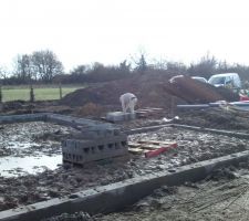 2eme rang&eacute;e de parpaings.