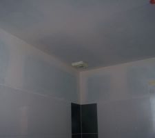 Première couche dans salle de bain