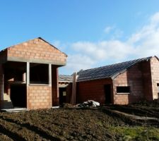 Charpente avec le voile : vue en entier de la maison, de l'arrière