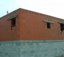 Vue extérieure sur le mur Nord (sdb   chbre) et Est (lingerie   garage)