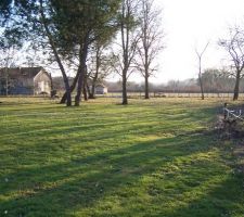 Coup de c?ur pour le terrain de 1440m2.
Situ&eacute; &agrave; 1,6 kms du centre ville, des supermarch&eacute;s et de la gare de Montpon Menesterol (24).
le prix est &eacute;galement tr&egrave;s bas...!