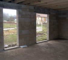 à gauche porte d'entrée à droite porte fenêtre!!!