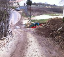 On a nettoy&eacute; &agrave; droite du chemin pour lui donner sa future forme.