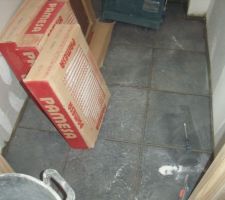 Le WC du haut avec le carrelage noir