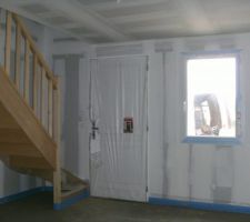 Vue d'ensemble escalier et porte d'entrée..