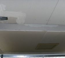 Le coffrage au-dessus porte de garage...