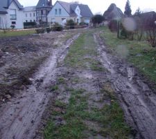 Le chemin communal desservant la parcelle après la neige et le dégel
Le début de la galère !