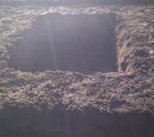 Un p'ti trou au milieu du garage pour la future fosse ou cave à vin ou les 2 !!!
