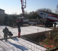 Ils finisse de tout attach&eacute; puis la poupi est arriv&eacute; pour coul&eacute;