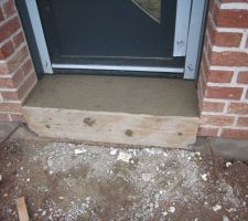 Seuil de porte termin&eacute; reste &agrave; carreler