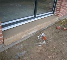 Seuil de baie termin&eacute; reste &agrave; carreler