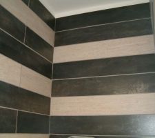 Faience dans la douche italienne salle de bain du bas