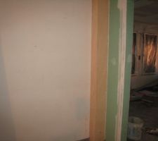 Coffrage pour tuyaux dans lingerie